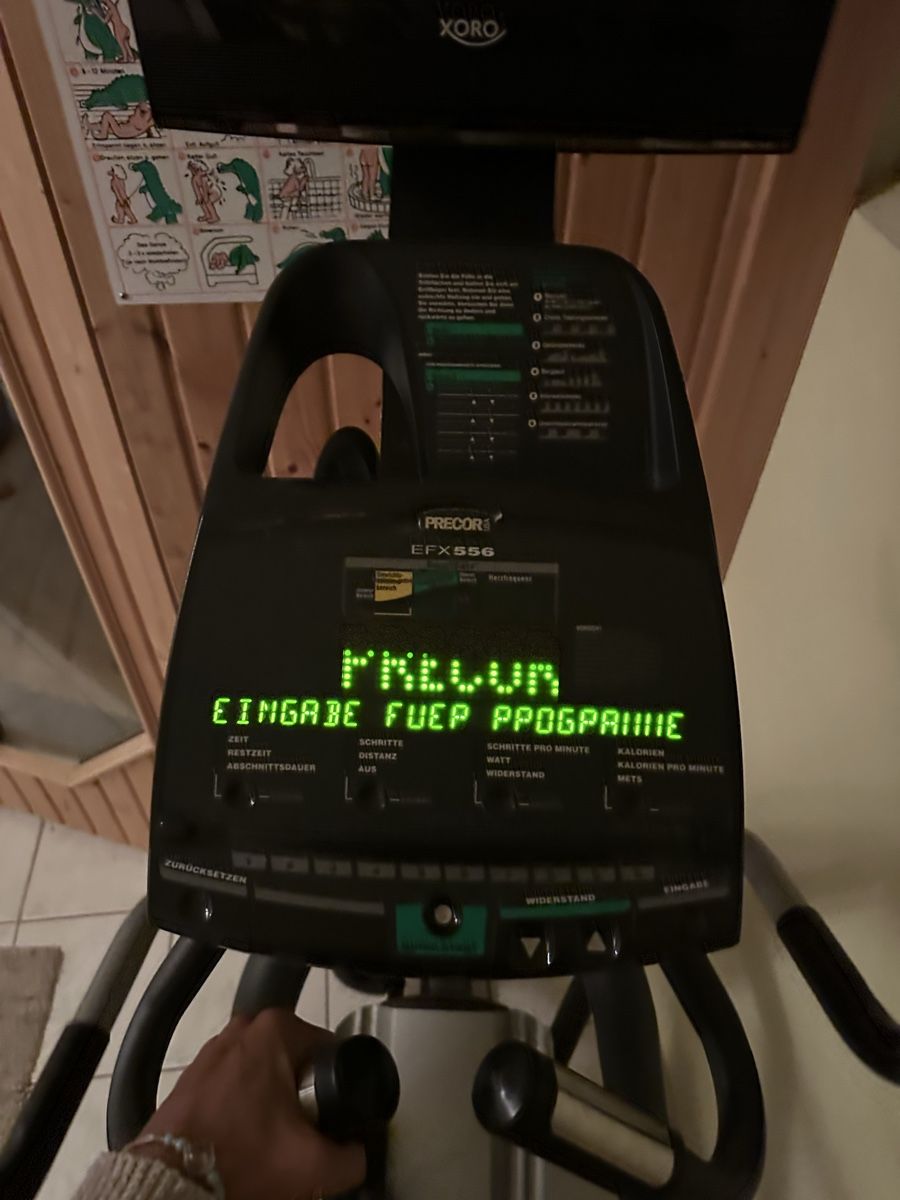 Hometrainer: Crosstrainer Precor EFX556 mit Bildschirm gebraucht – Gebraucht aus Seewen SO von kur_fl6d 3