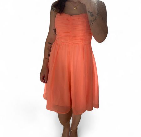 Sommerliches, leichtes, lachsfarbenes Kleid