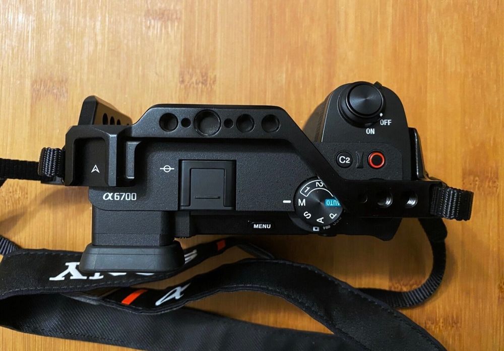 ZORSOME Silikon-Gummi-Hülle Für Sony Alpha A6700 – Blau, Kratzfest, Mit Präzisen Aussparungen, Inkl. Stativbefestigung