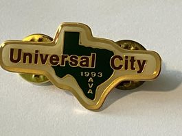 1 Pin Universal City AVA 1993