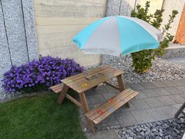 Kindertisch mit Sonnenschirm bemalt