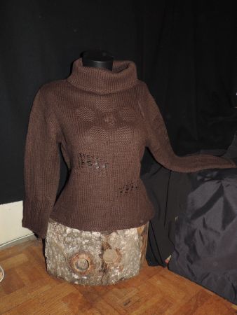 pull brun en maille avec laine et motifs