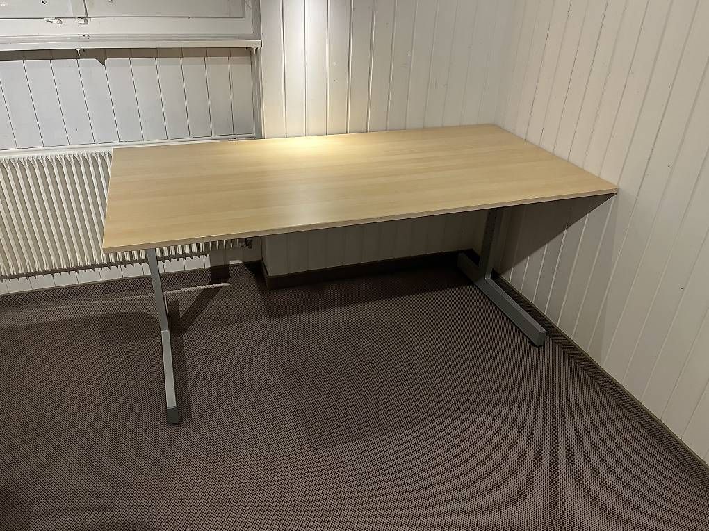 Schreibtische: Schreibtisch 160x80 – Gebraucht aus Davos Platz von Coop_Jackson