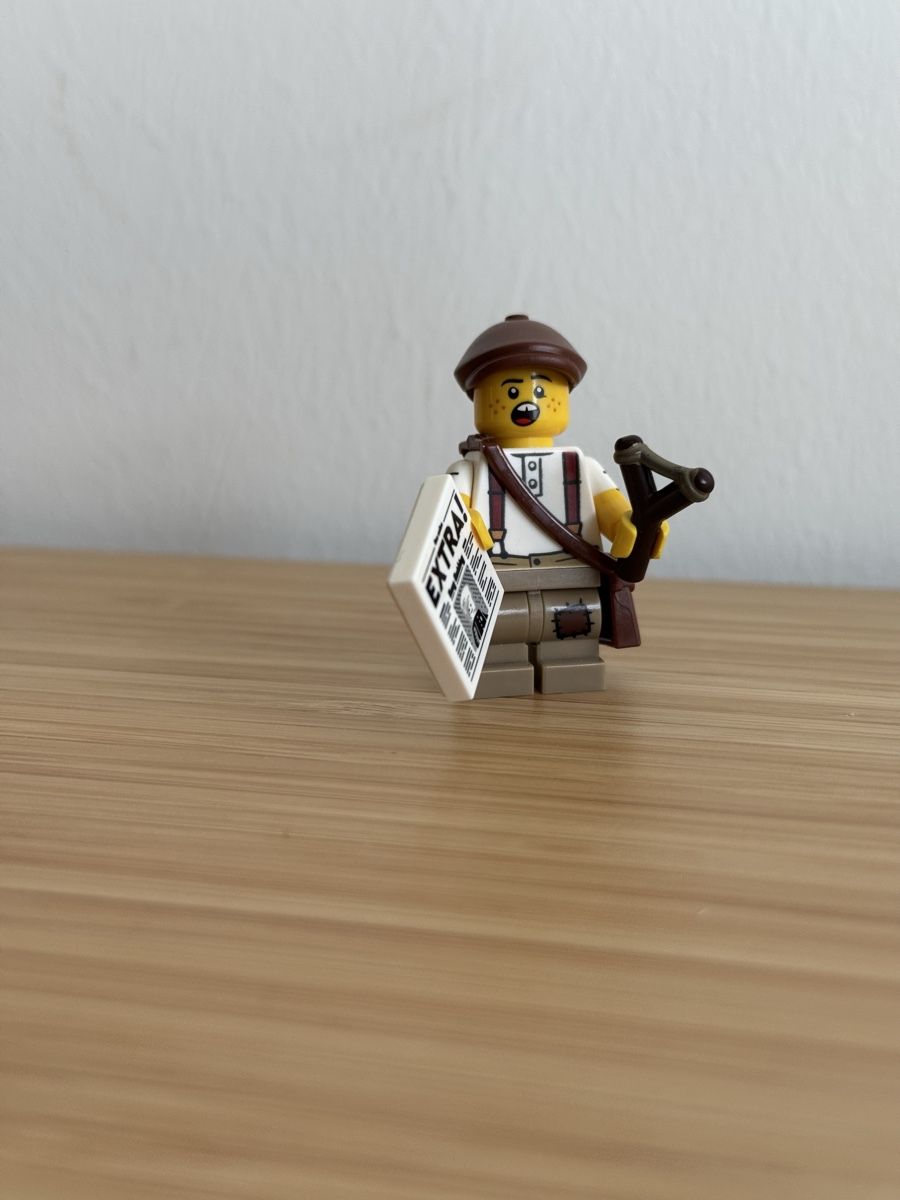 Lego Statuette: Lego Junge mit der Zeitung – Nuovo (secondo la descrizione) da Neuhausen am Rheinfall venduto da Laghi