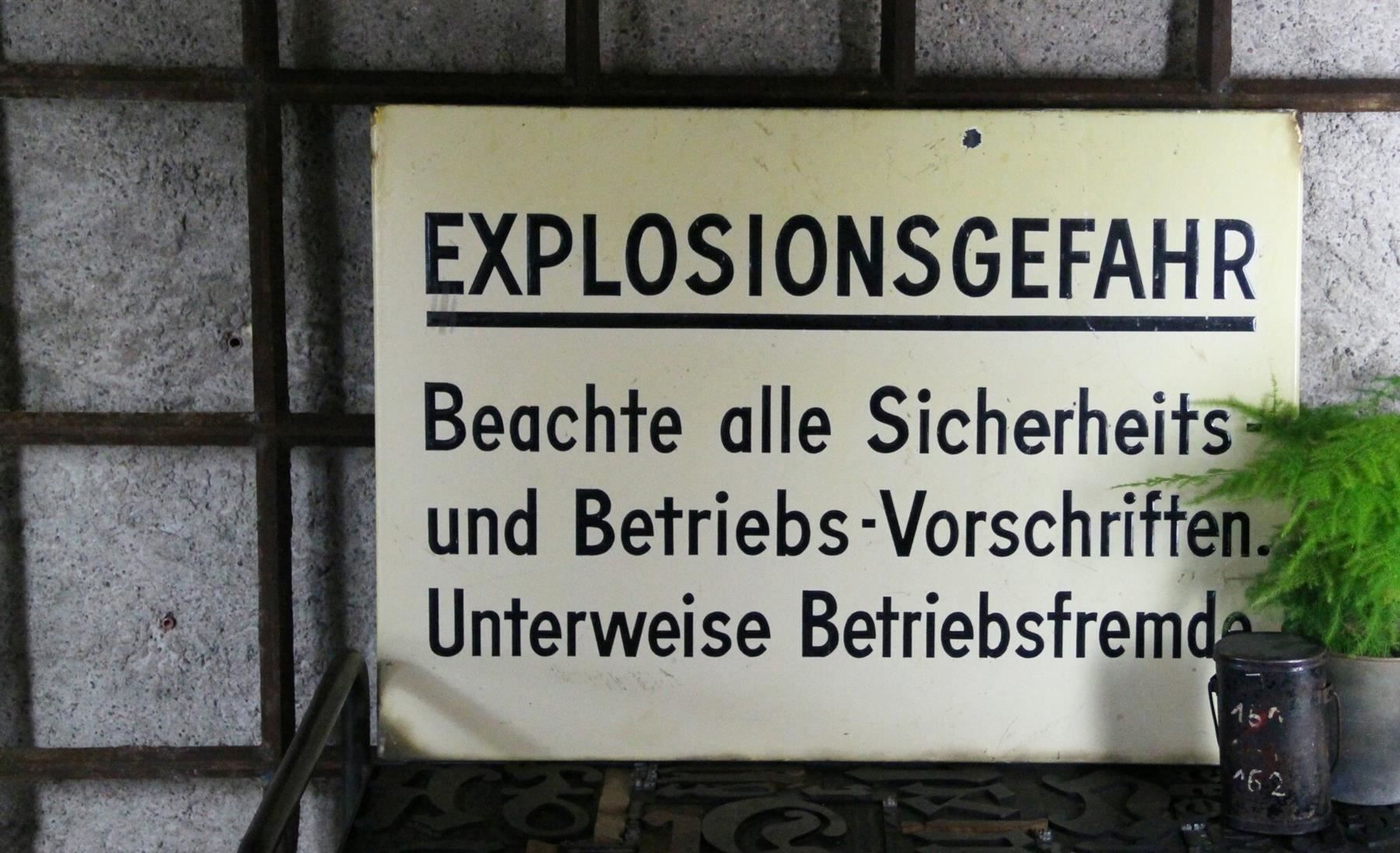 Insegne: Emailschild "Explosionsgefahr" 70x50 cm – Usato da Birrwil venduto da brandschatz_birrwil