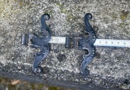 2 alte BESCHLÄGE SCHARNIERE Türbänder Schrank