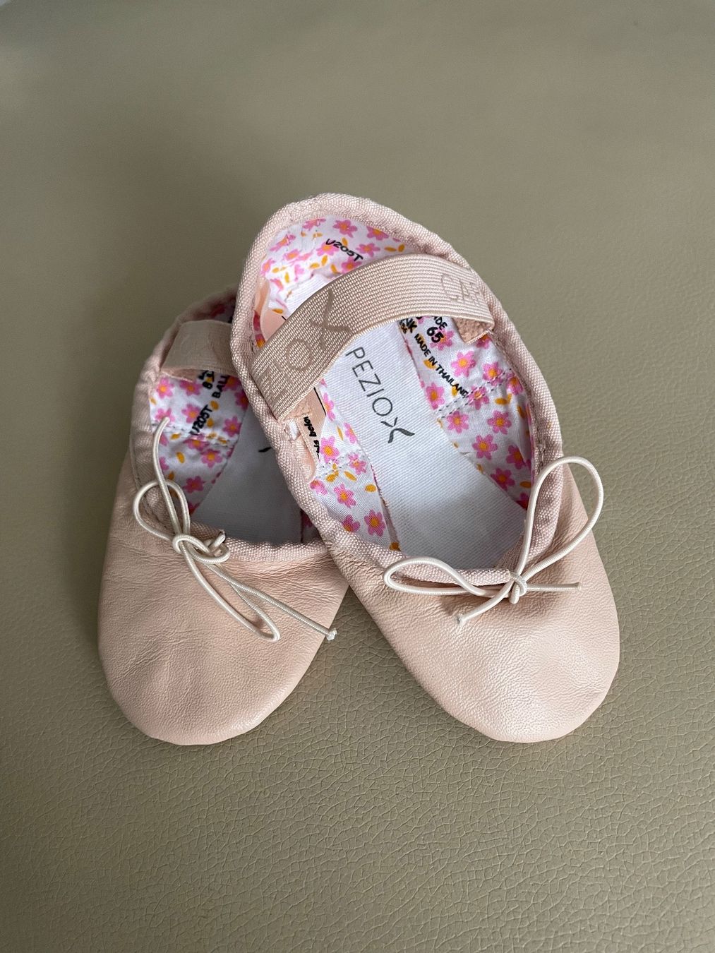Scarpe per ragazze: NEUE Leder-Ballettschläppli Gr. 27 der Marke Capezio – Nuovo e nell'imballaggio originale da Urdorf venduto da leoale