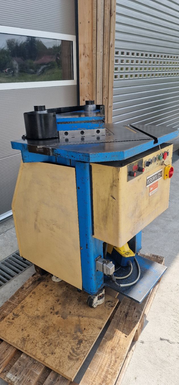 Esab Tutte le macchine: Ausklinkmaschine Versafix 254 – Usato da Emmenbrücke venduto da inf_l8yf 2