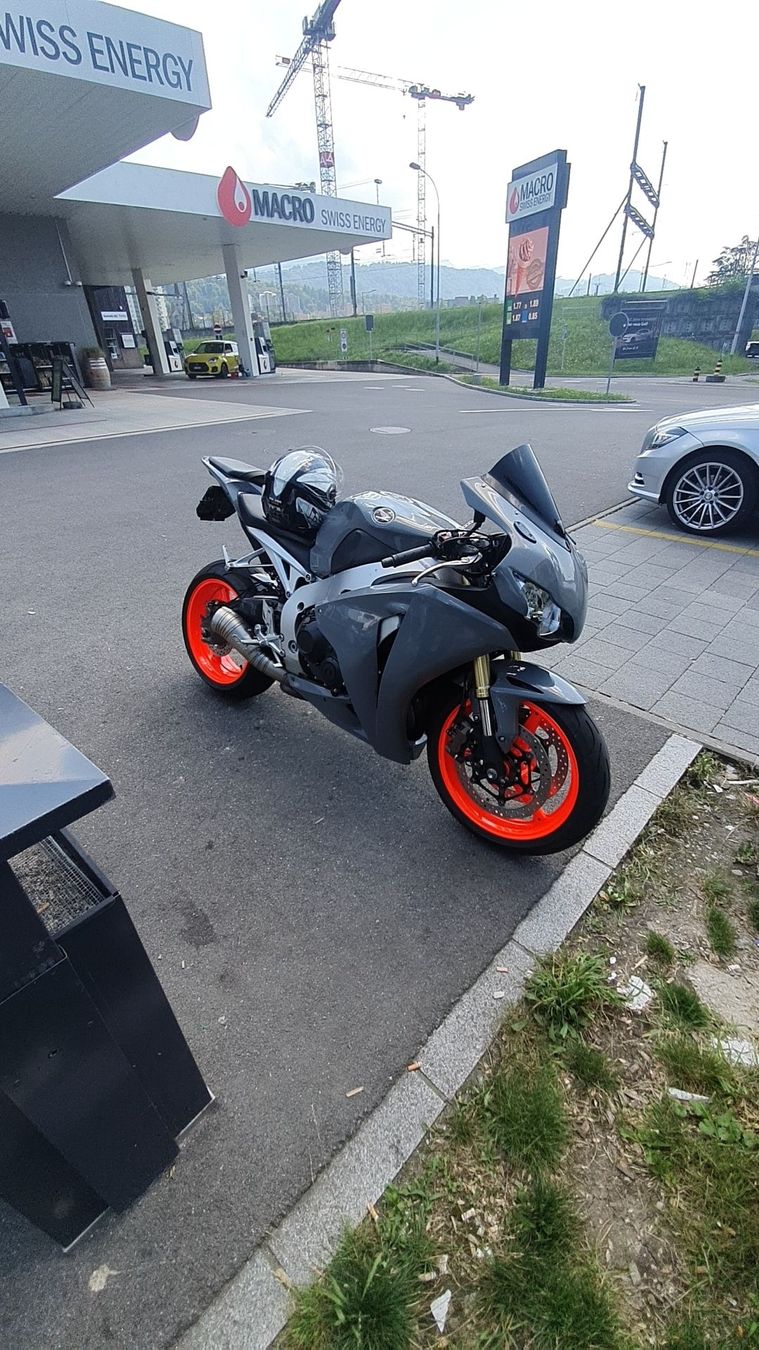 Strada: Honda CBR1000RR – Usato da Emmenbrücke venduto da twindz