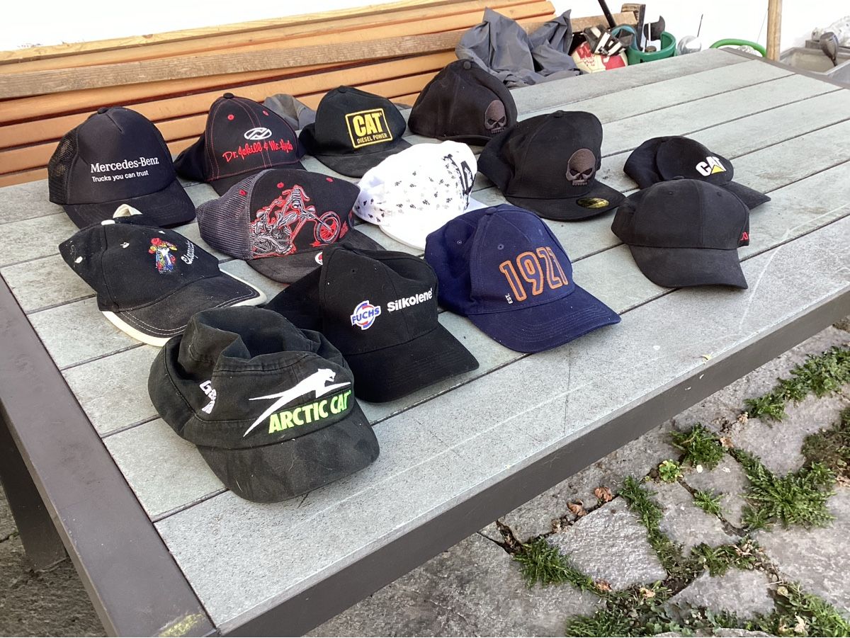 Giacche & Cappotti: Caps verschiedene – Usato da Flims Dorf venduto da Actrosmb 1
