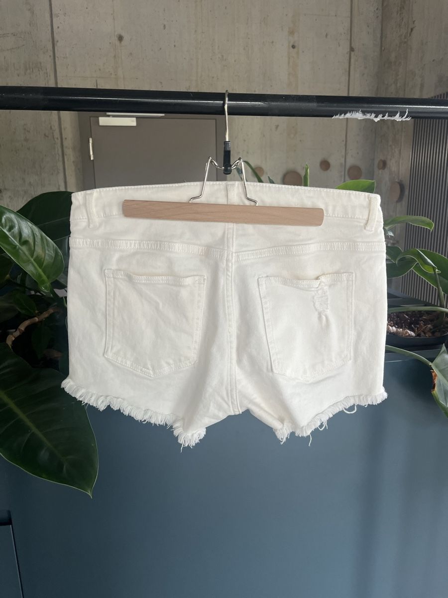 Off-White Pantaloni: Kurze Jeans off-white Gr. 38 – Usato da Zürich venduto da Nirba9 1