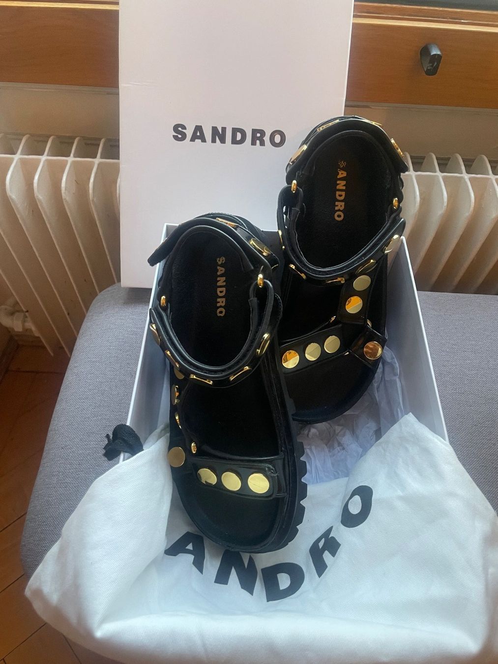 Sandro Scarpe da donna: Sandales Sandro noir clous dorés – Usato da Genève venduto da lailas_things 3