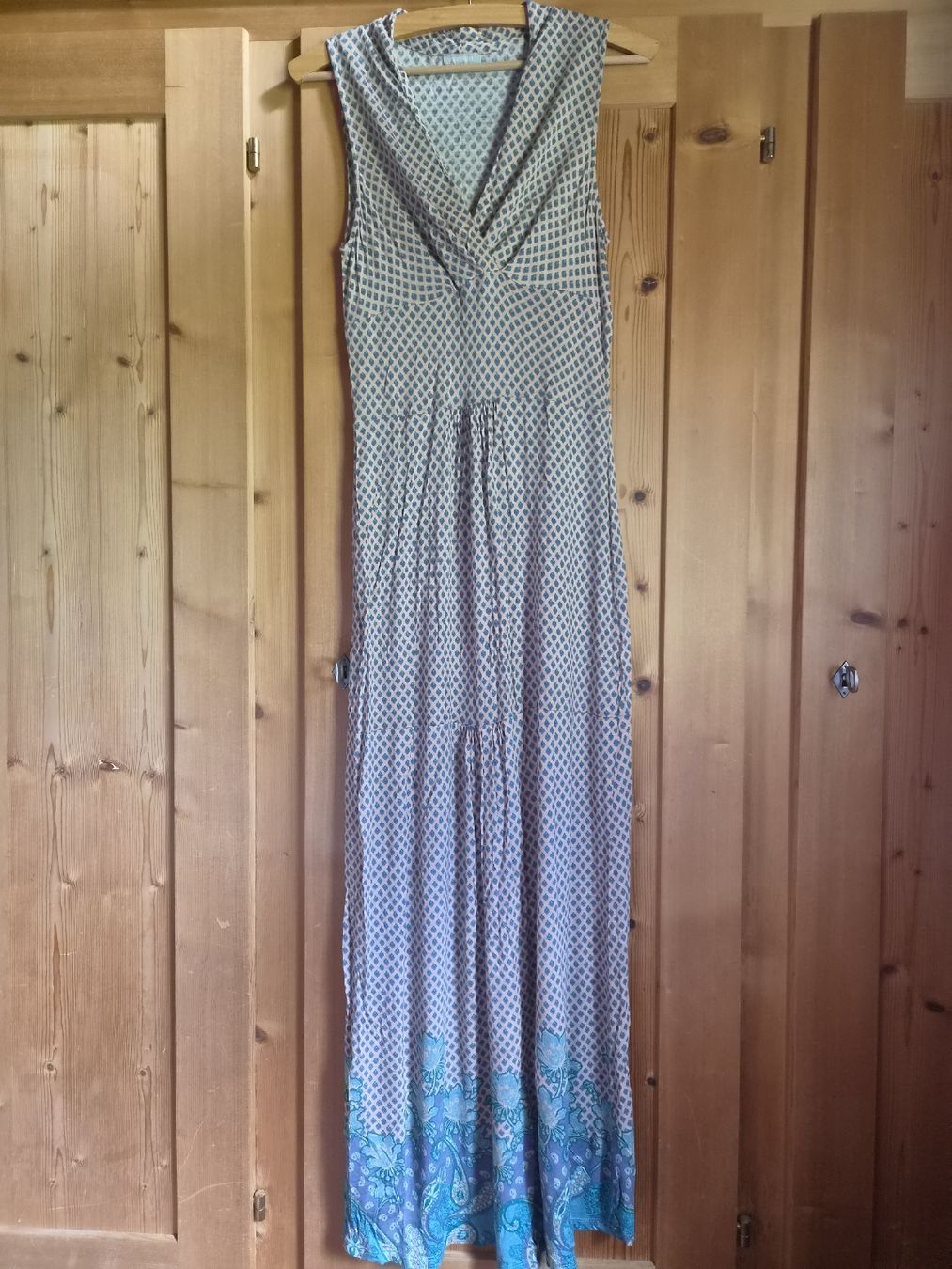 Maddison Vestiti: Schönes, langes Kleid Maddison Viscose Grösse S gemustert – Usato da Wattwil venduto da tannenmeise73