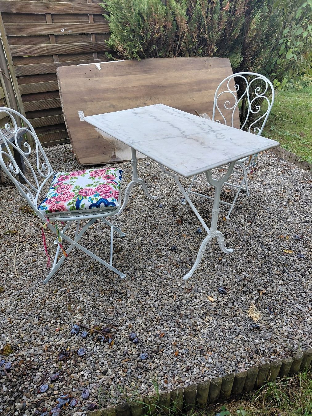 Set di tavolo e panche: Gartentisch marmor mit 2 stühlen – Usato da zuchwil venduto da parson65