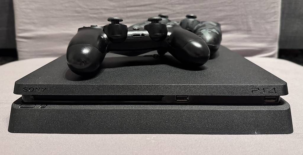 Sony Console: PS4 Slim + 2 Controller + Ladestation + Kabel – Usato da Kaisten venduto da ren_db66 1