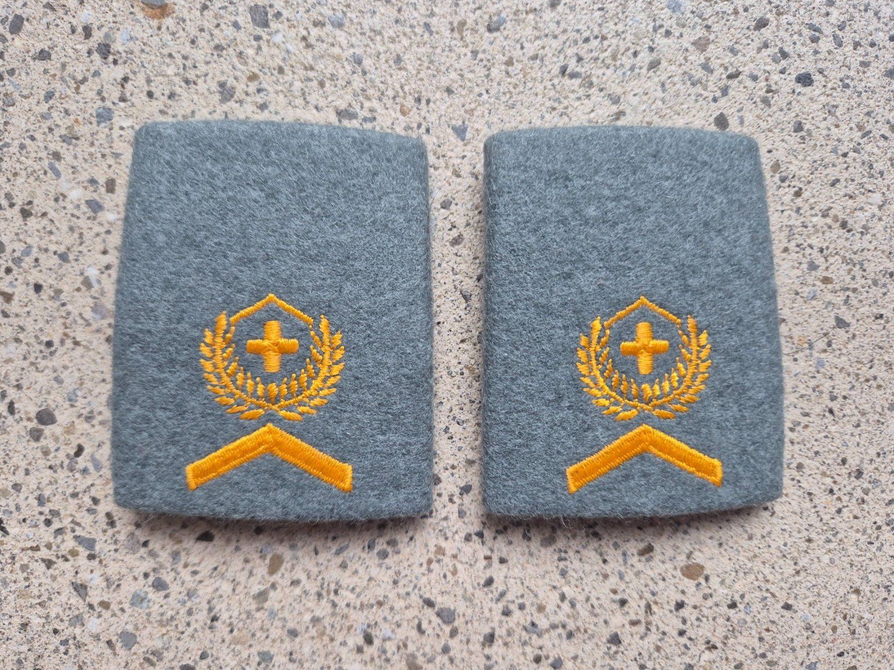 Schweizer Armee Placchette & Badge:  Gradabzeichen Patten Set Wachtmeister Post – Nuovo e nell'imballaggio originale da Riedholz venduto da fr_sIruP