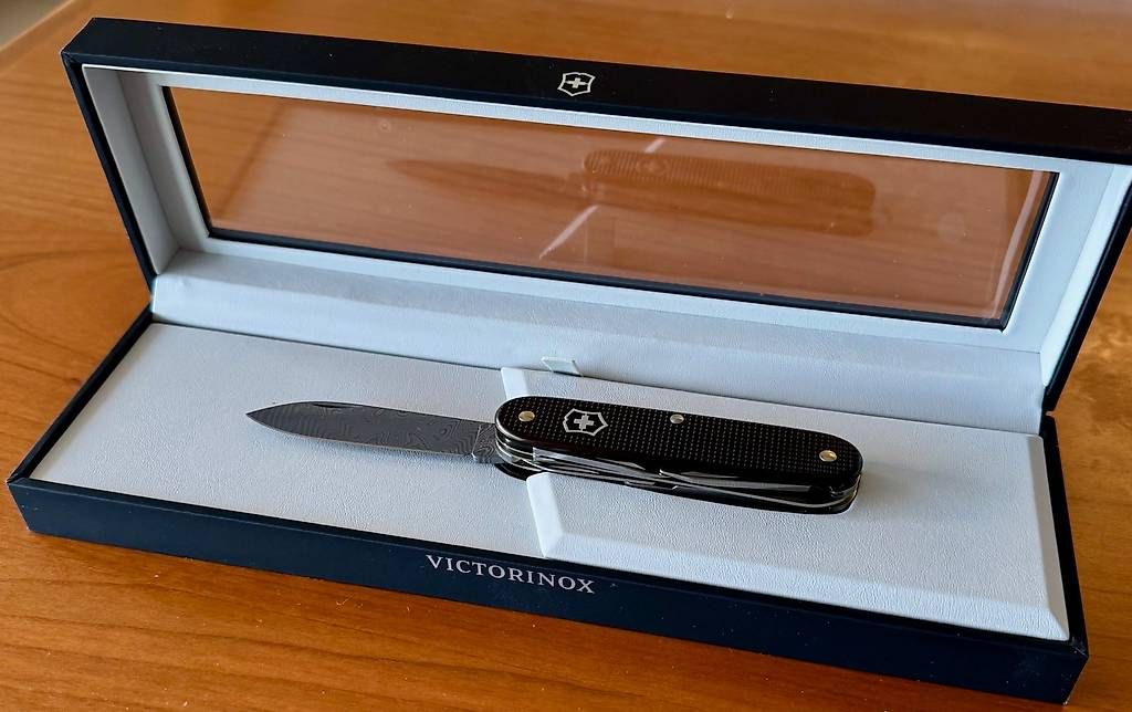 Victorinox Coltelli tascabile: Couteau Victorinox  Damast 2024 – Nuovo e nell'imballaggio originale da Hauterive NE venduto da hy644g