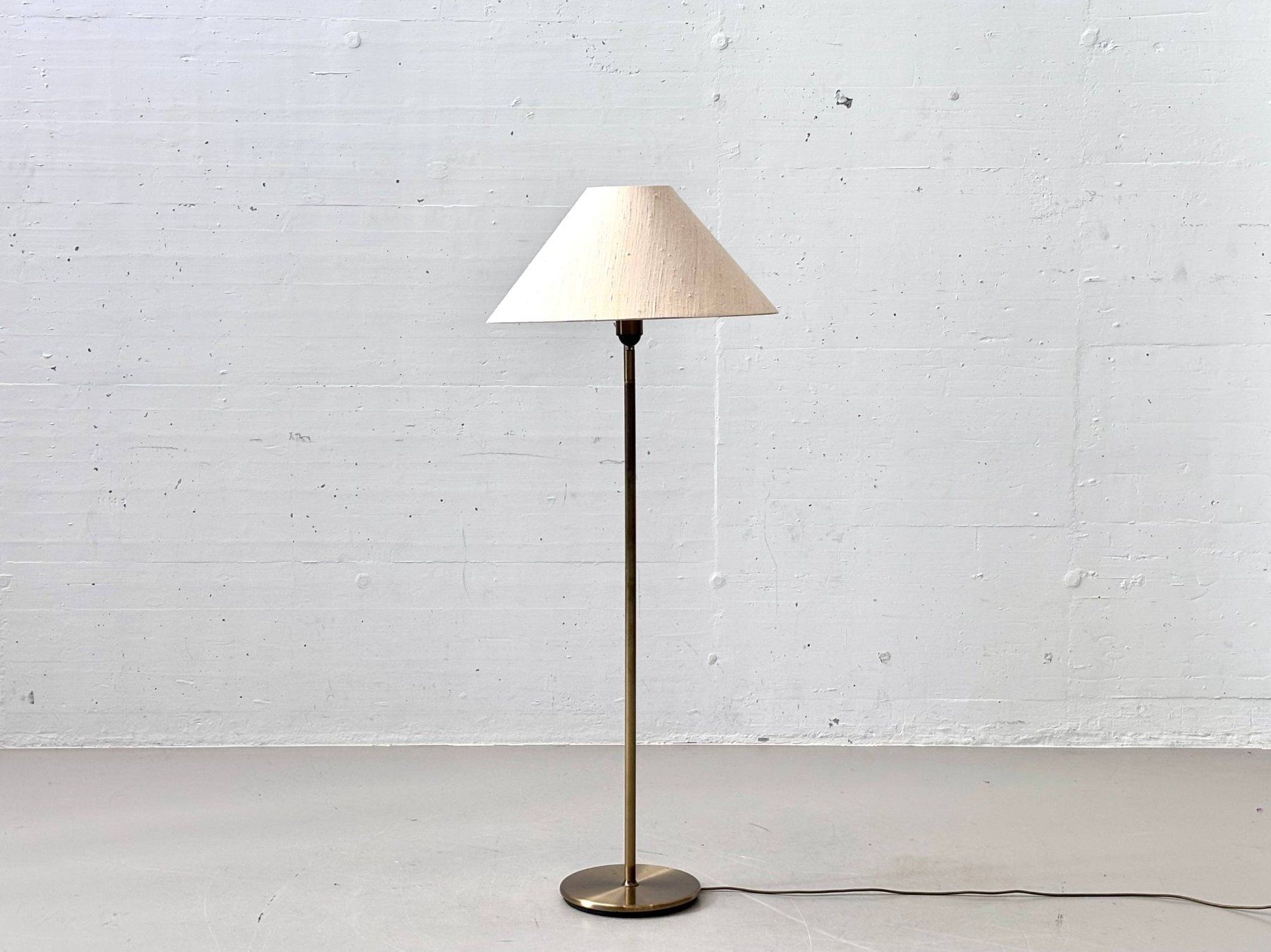 Lampade: Elegante Stehlampe aus Messing mit Textilschirm, 1990er – Usato da Zürich venduto da LeMoege 9