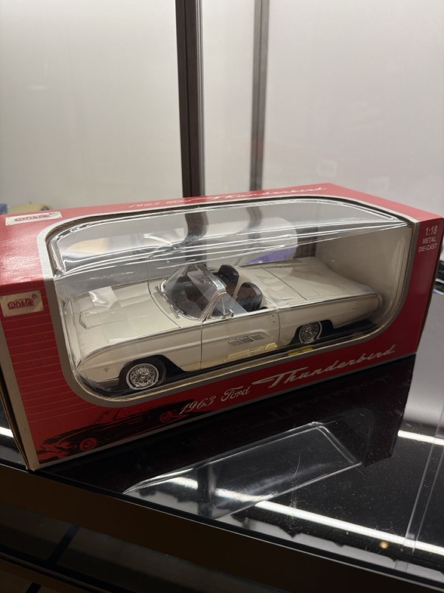 Ford Modellautos: Ford Thunderbird Convertible 1963 1/18 Anson – Neu und originalverpackt aus Brunnen von diecastflave
