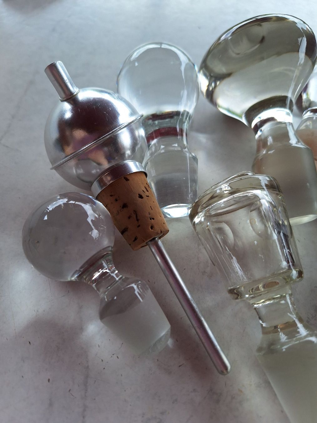 Caraffe: 11 STK WEINZUBEHÖR - GLASKARAFFENDECKEL – Usato da Huttwil venduto da Kunterbuntli 1