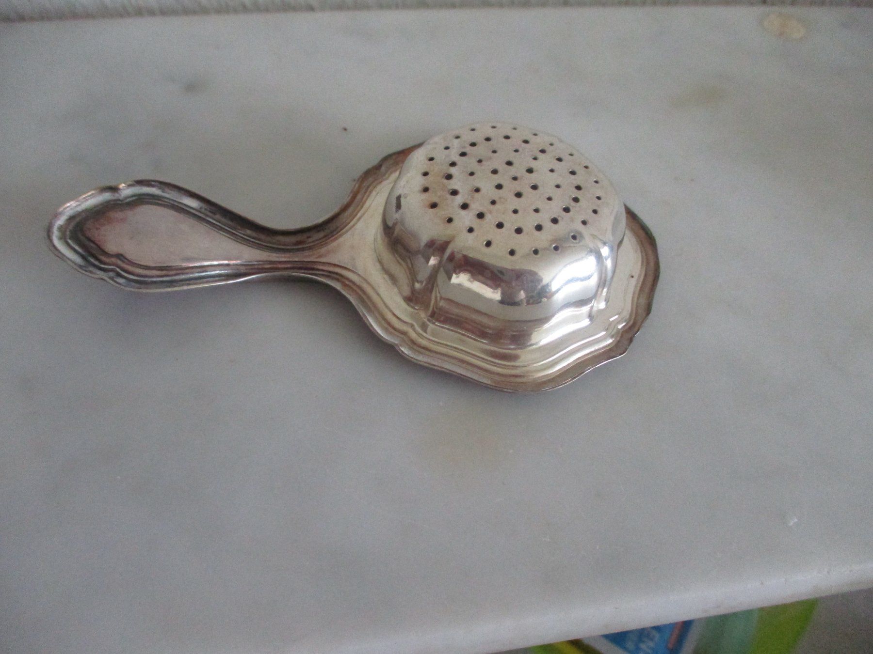Set di piatti: Teesieb mit Schälchen versilbert Passoire à thé argenté – Usato da Marly venduto da Rolmax 3