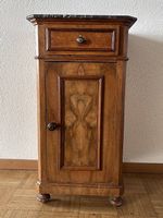 Hübsche Kommode Massivholz mit schwarzem Marmortop
