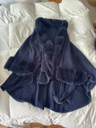 Manteau Cape en Viscose avec Manches Fourrées pour l'Hiver