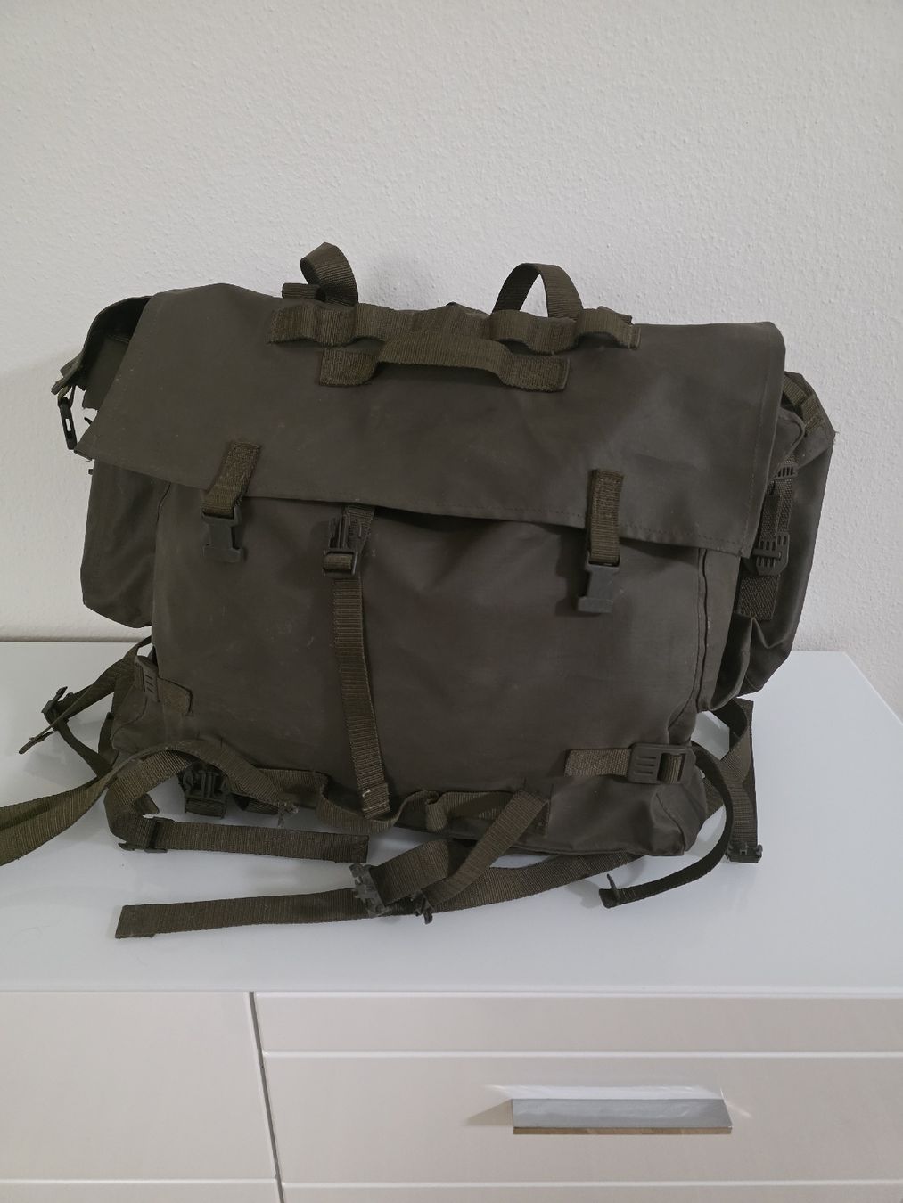Zaini: Schweizer Armee Rucksack mit Seitentaschen, Top Zustand! – Nuovo (secondo la descrizione) da Zuchwil venduto da stef.g