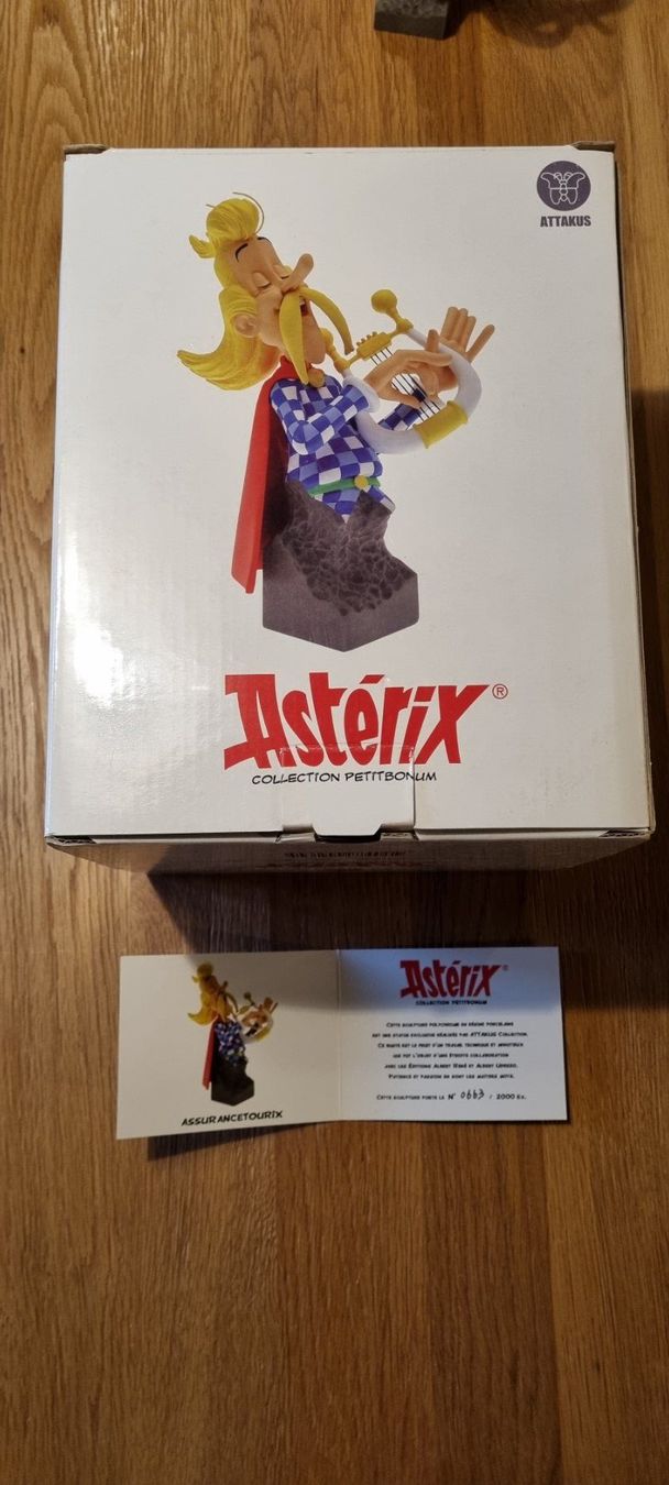 Fumetti: ASTERIX / ASSURANCETOURIX / ATTAKUS Nr 663/ 2000 – Nuovo e nell'imballaggio originale da Forel / Lavaux venduto da valerian63