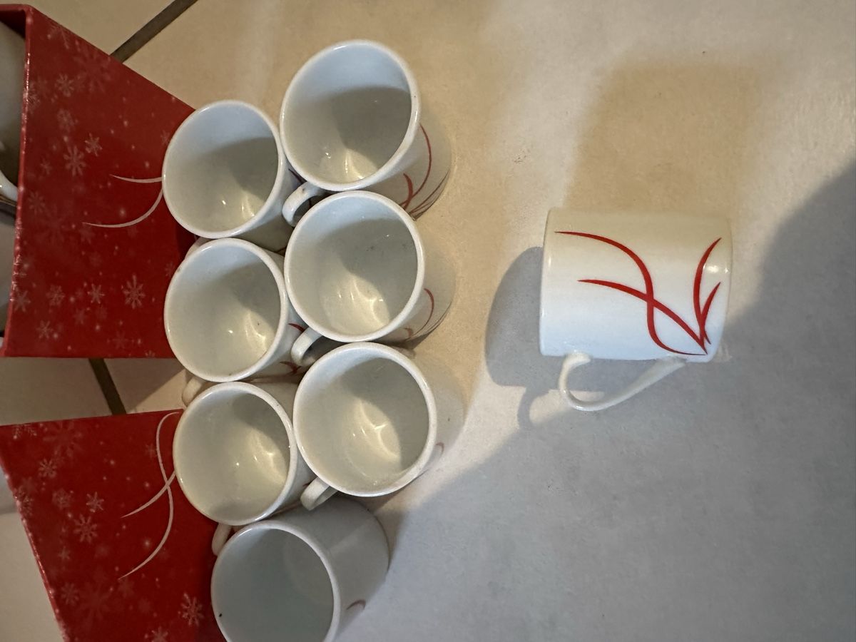Tazze: 16er Set Espressotassen mit rotem Muster – Usato da Goldau venduto da Henggi88 1