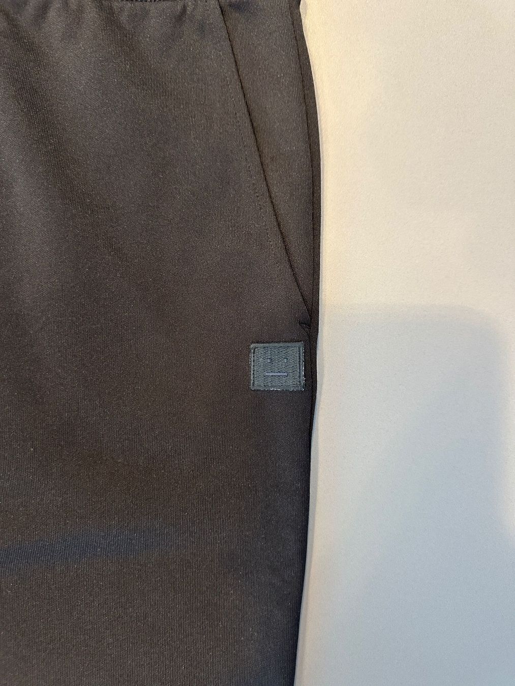 Acne Studios Pantaloni: Acne Studios Hose schwarz, Grösse M – Usato da Bonstetten venduto da Goodbuy1 1