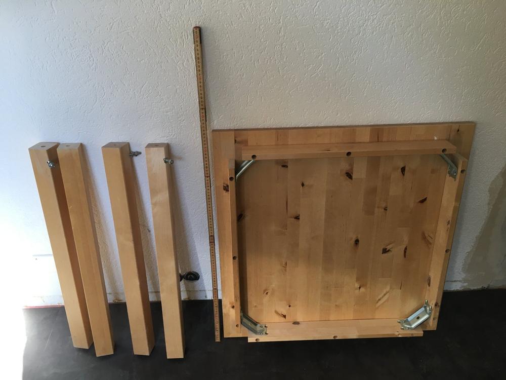 Quadratischer Tisch aus Holz von IKEA Kaufen auf Ricardo