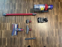 Dyson V10 Absolute mit Zubehören !!