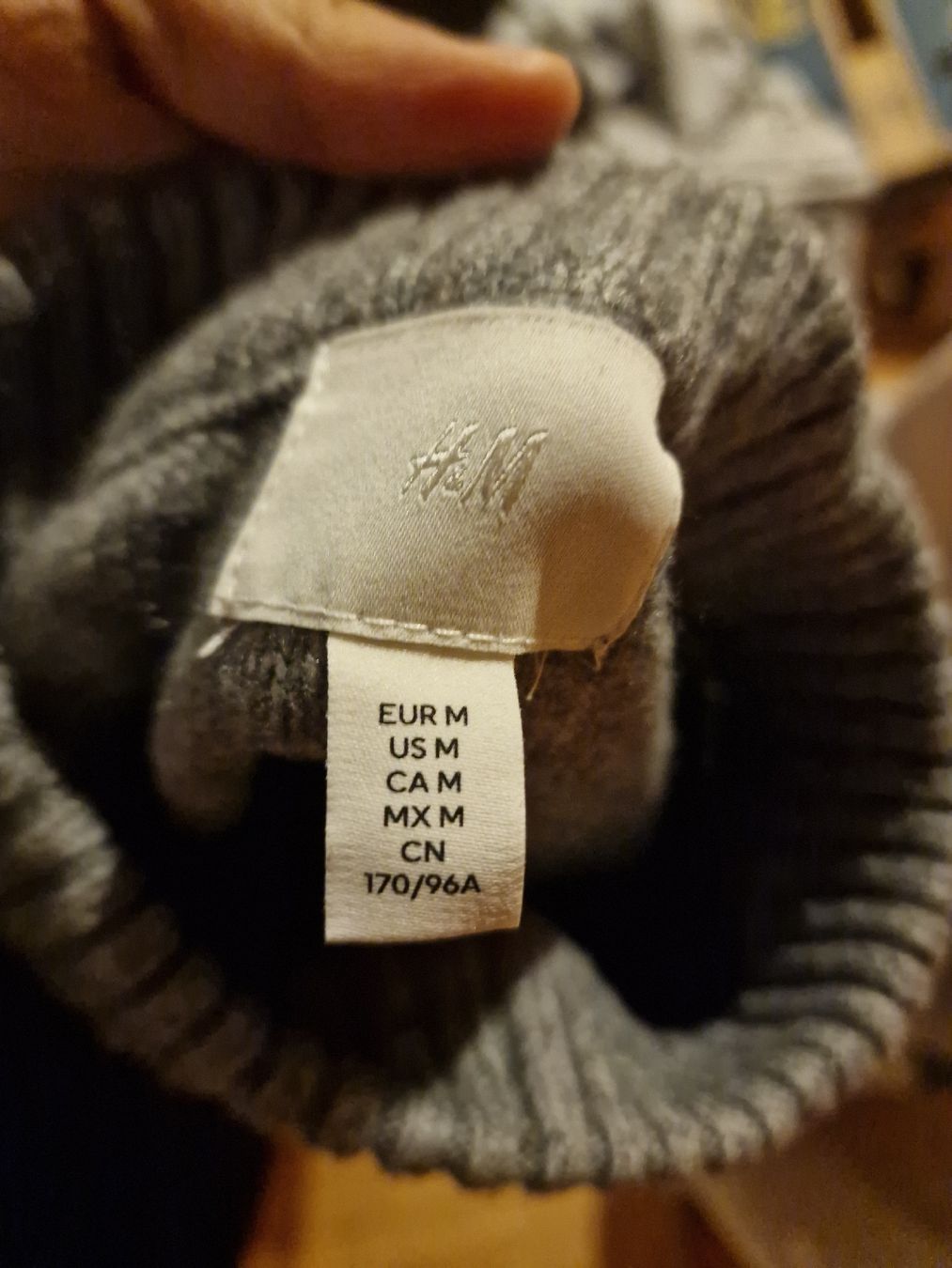 H&M Pullover & Sweatshirts: Pullover – Gebraucht aus Wil SG von zeh_pck9 4