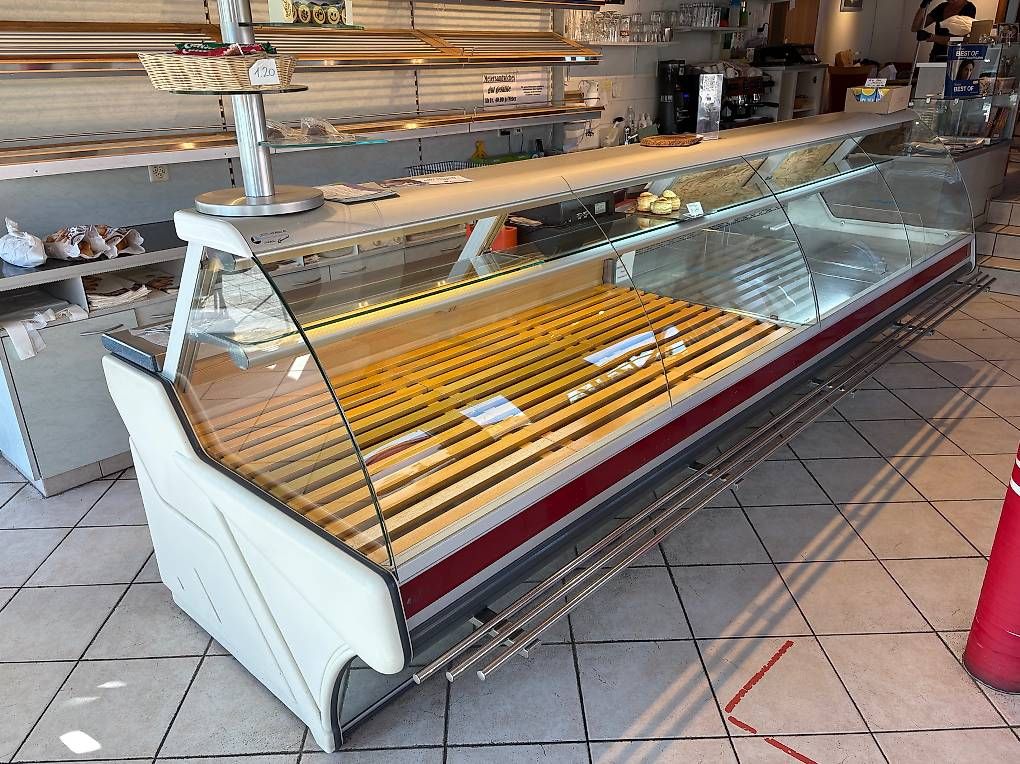 Ladenausstattungen & Messebau: Warenpräsentation Vitrine / Theke – Gebraucht aus Bätterkinden von Gugel1