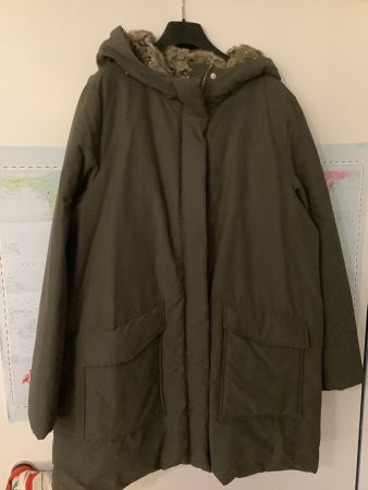 Neuwertige warme Hallhuber Winterjacke mit Kapuze oliv Gr 42