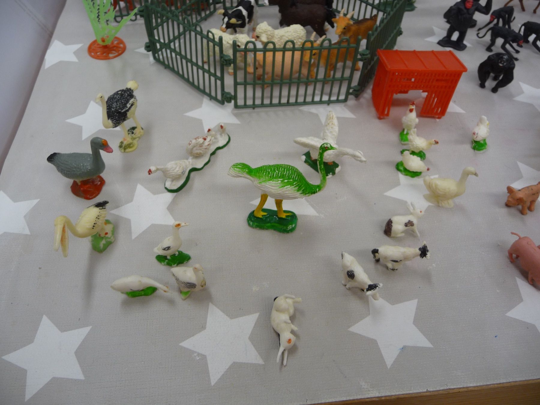 Statuette: alte Plastikfiguren evtl. Ü-Ei Figuren? – Usato da Rafz venduto da Powacaddy 5