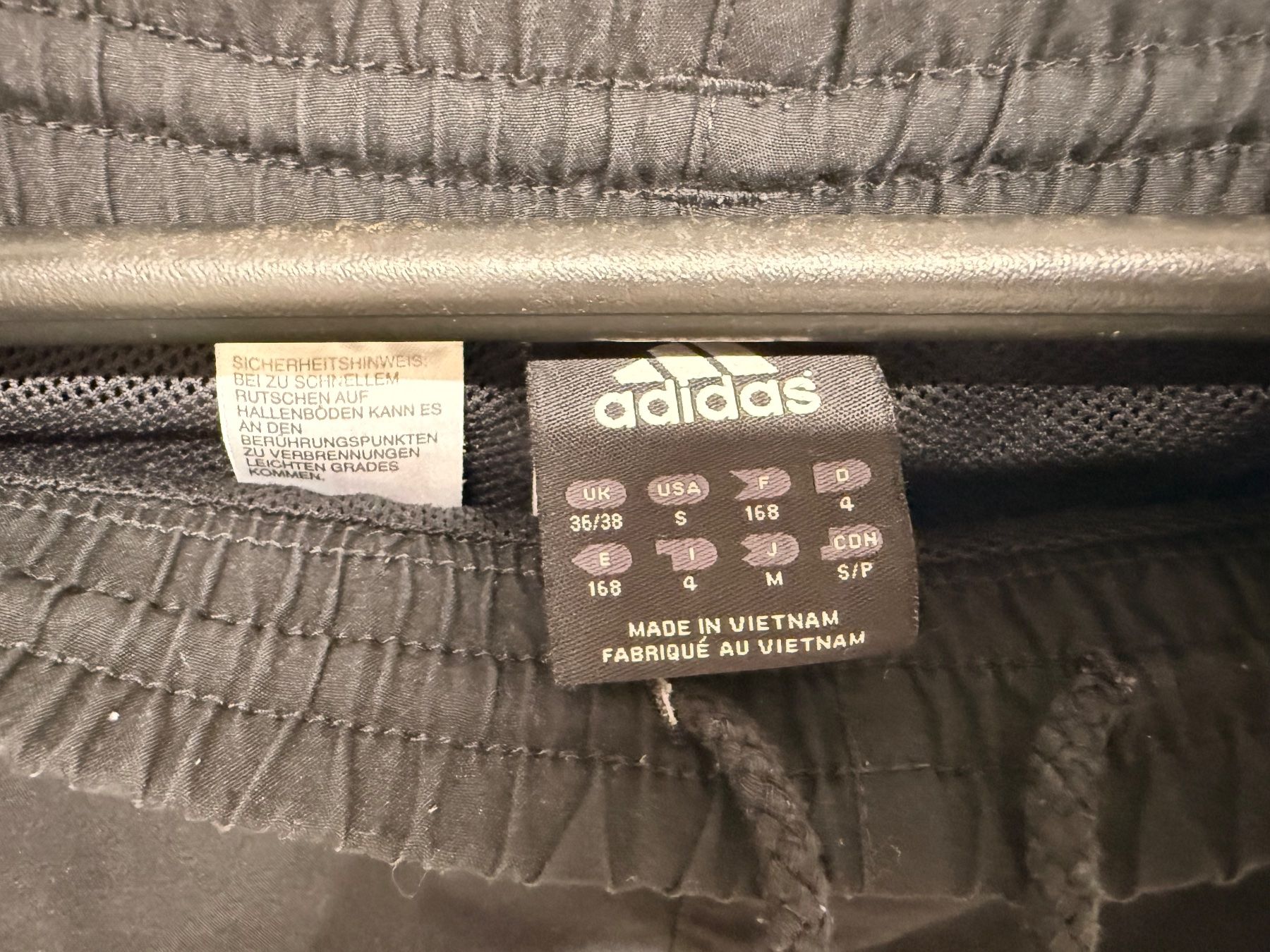 Adidas Pantaloni: Original Adidas Trainingshose schwarz – Usato da Zürich venduto da celai. 3