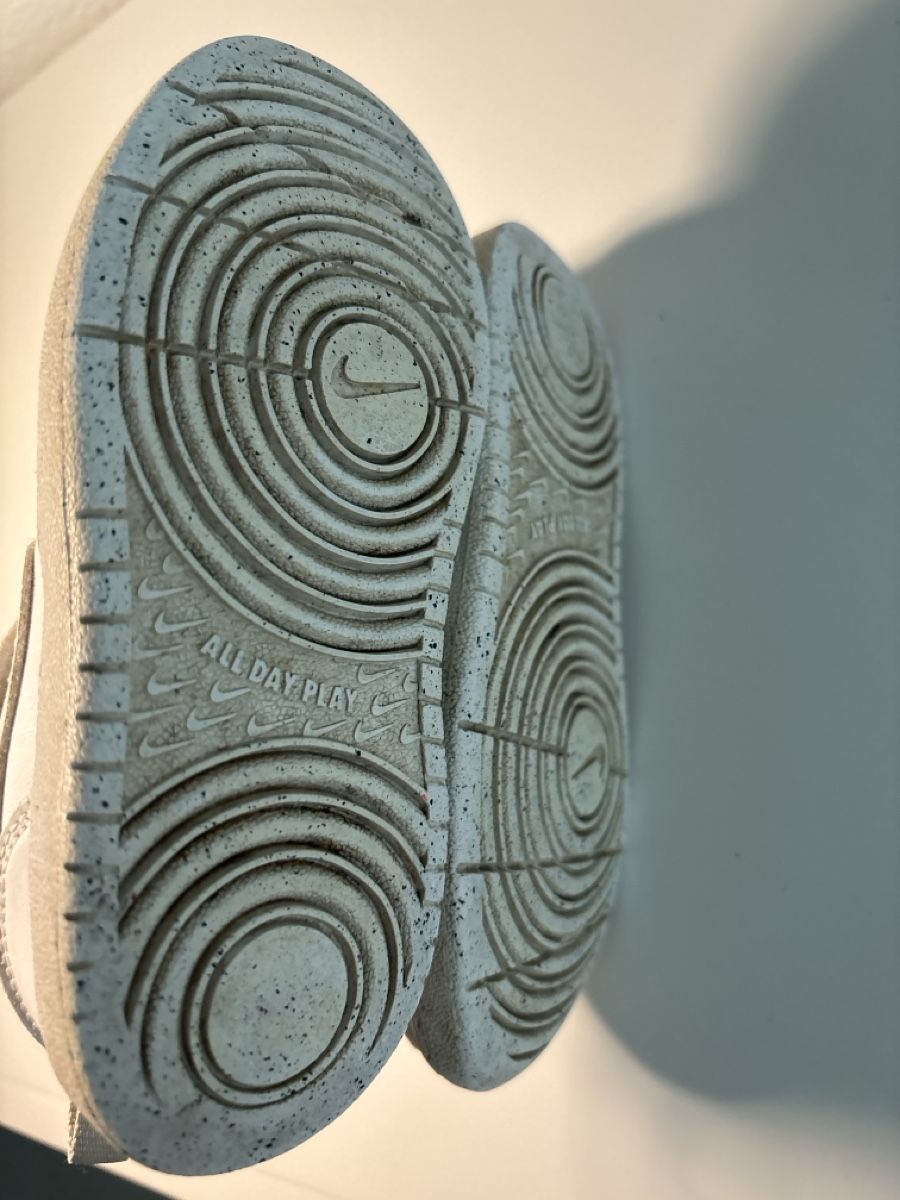 Nike Scarpe per ragazzi: Nike Kinder Sneaker Weiss Grösse 26 – Usato da Bülach venduto da Karuna 1