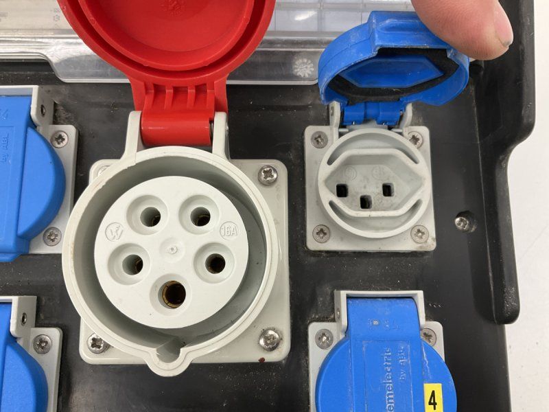 Elettrotecnica: Schlagfester Starkstromverteiler 32A CEE Stecker & Dosen – Usato da Wängi venduto da Thurgauer98 1
