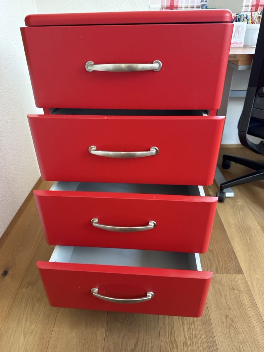 Cassettiere: Kommode rot 4 Schubladen guter Zustand – Usato da Teufenthal AG venduto da philipp_zimmerm 1