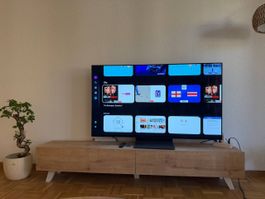 TV-Möbel in Holzoptik mit weißen Beinen
