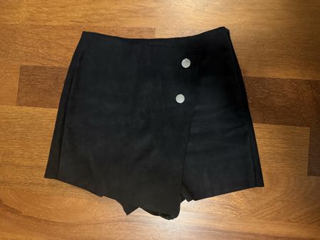 Skort Zara XS/34 schwarz Wildlederimität 