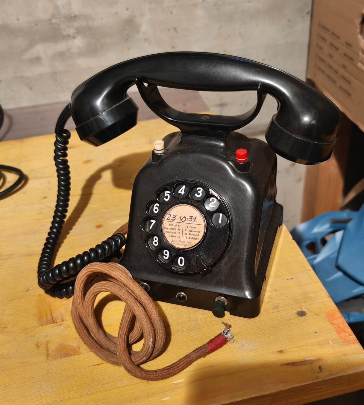 Telefoni: Altes PTT Telefon mit Schellen und Wählscheibe – Usato da Naters venduto da Flikas