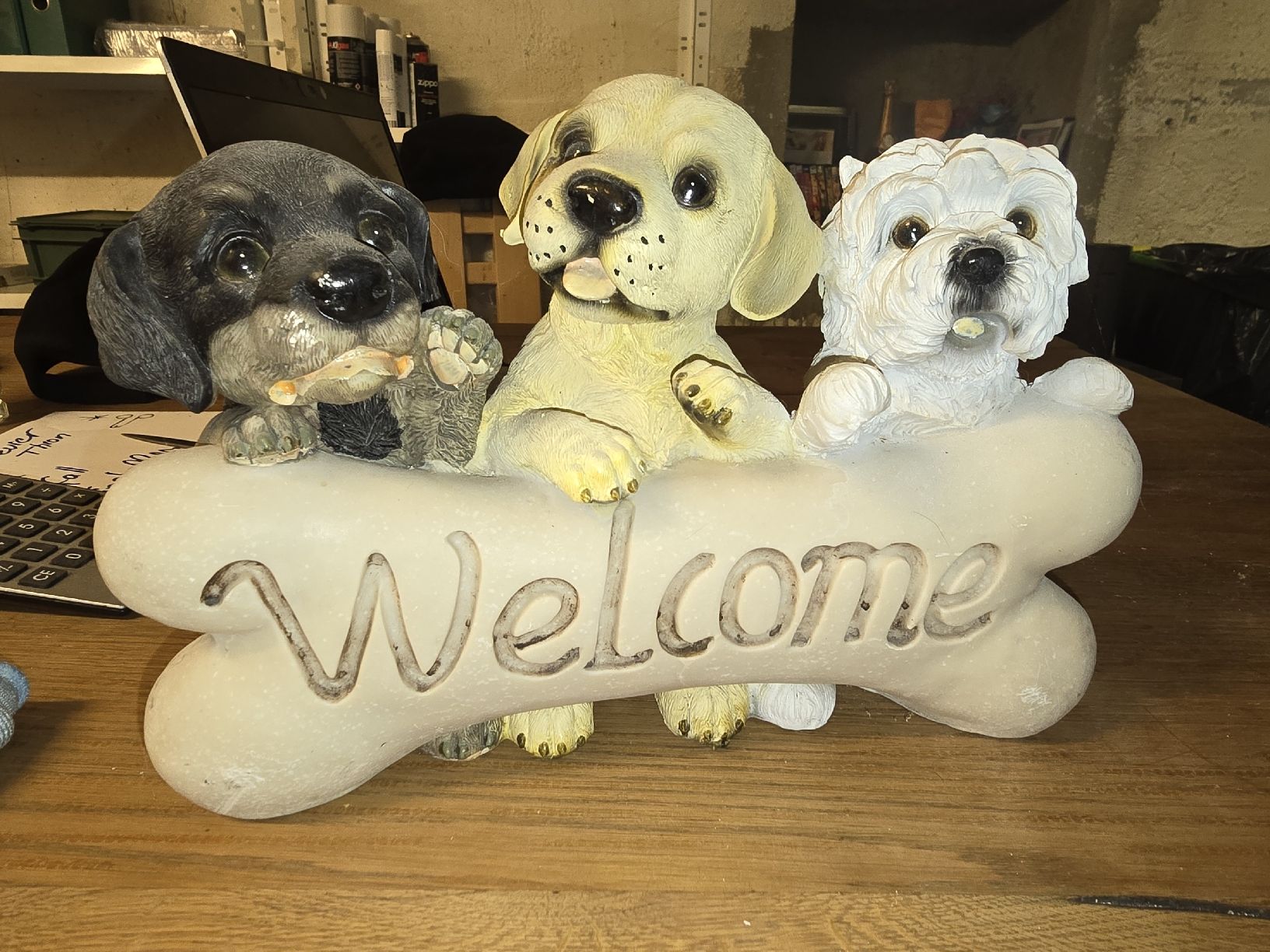 Statuette: Hunde-Deko "Welcome" Tierfiguren (D) – Usato da Rorschach venduto da TimelessTrading