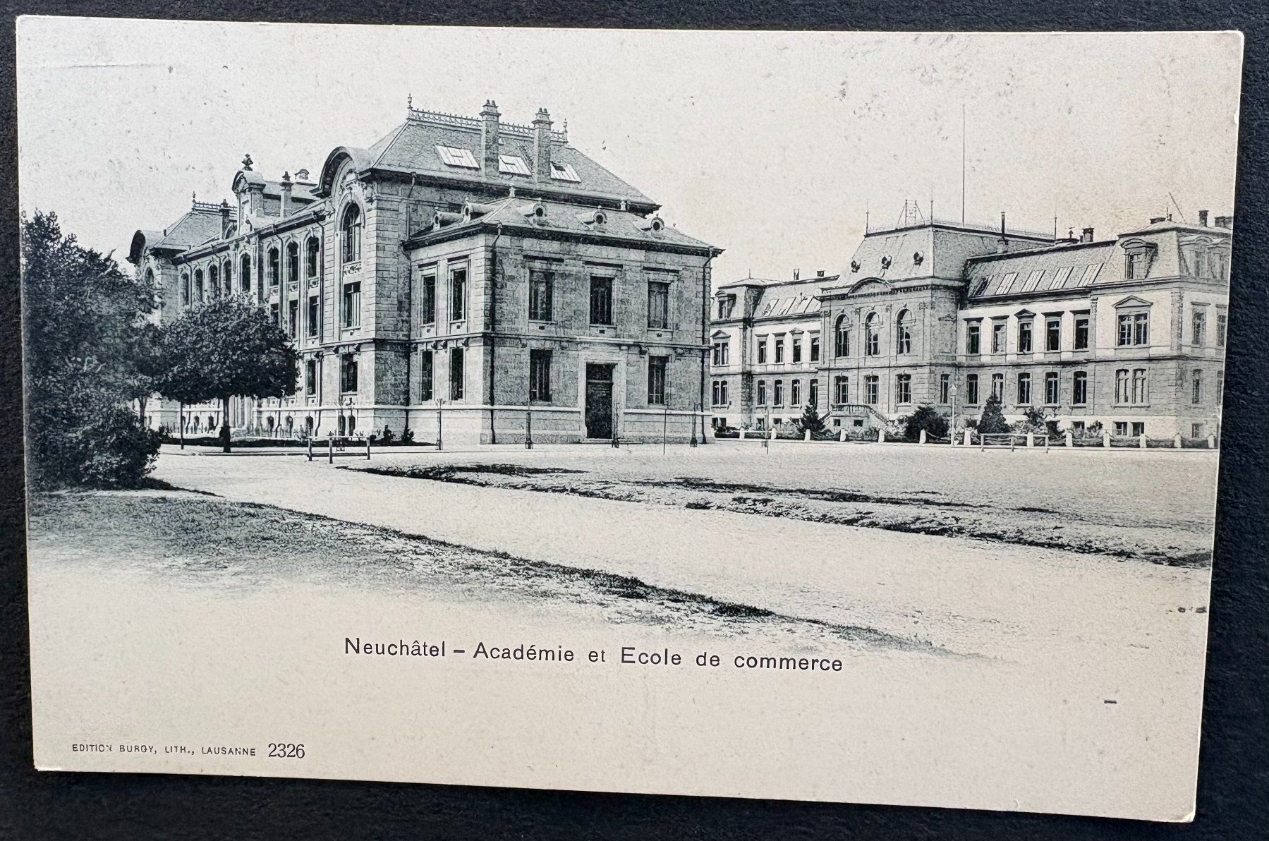 Cartoline postali: ANSICHTSKARTE NEUCHATEL ACADÉMIE DE COMMERCE – Usato da Ostermundigen venduto da wini63
