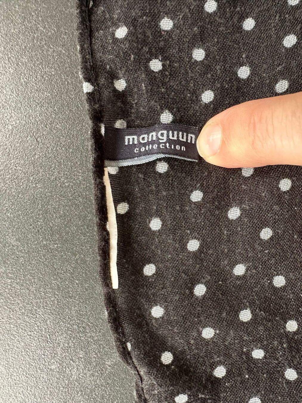 Foulard & Sciarpe: Schwarzer Schal mit Pünktchenmuster, Manguun – Usato da Olten venduto da MattRed 2