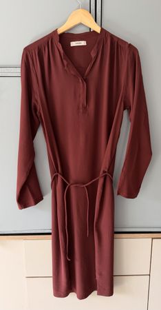 Minimalistisches Designerkleid Humanoid Silk Beere Bordeaux