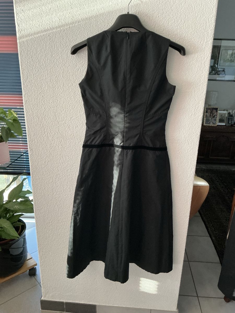 Kleider: Robe noire Laurel taille 38 comme neuve – Gebraucht aus Corminboeuf von Dewede 1