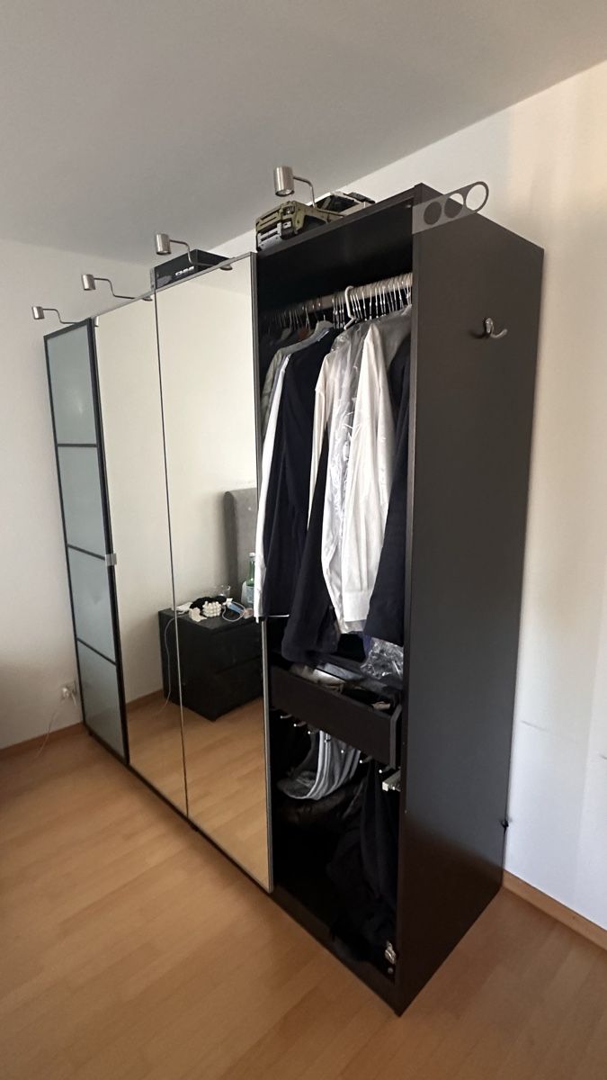 Ikea Armadi: PAX IKEA closet with lighting – Usato da Zürich venduto da Chrisbubu